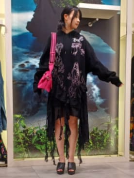 「アイテム（ボディバッグ/ウエストポーチ）」を使った、Desigual 北九州STAFFさん（レディース・165cm）の秋コーディネート