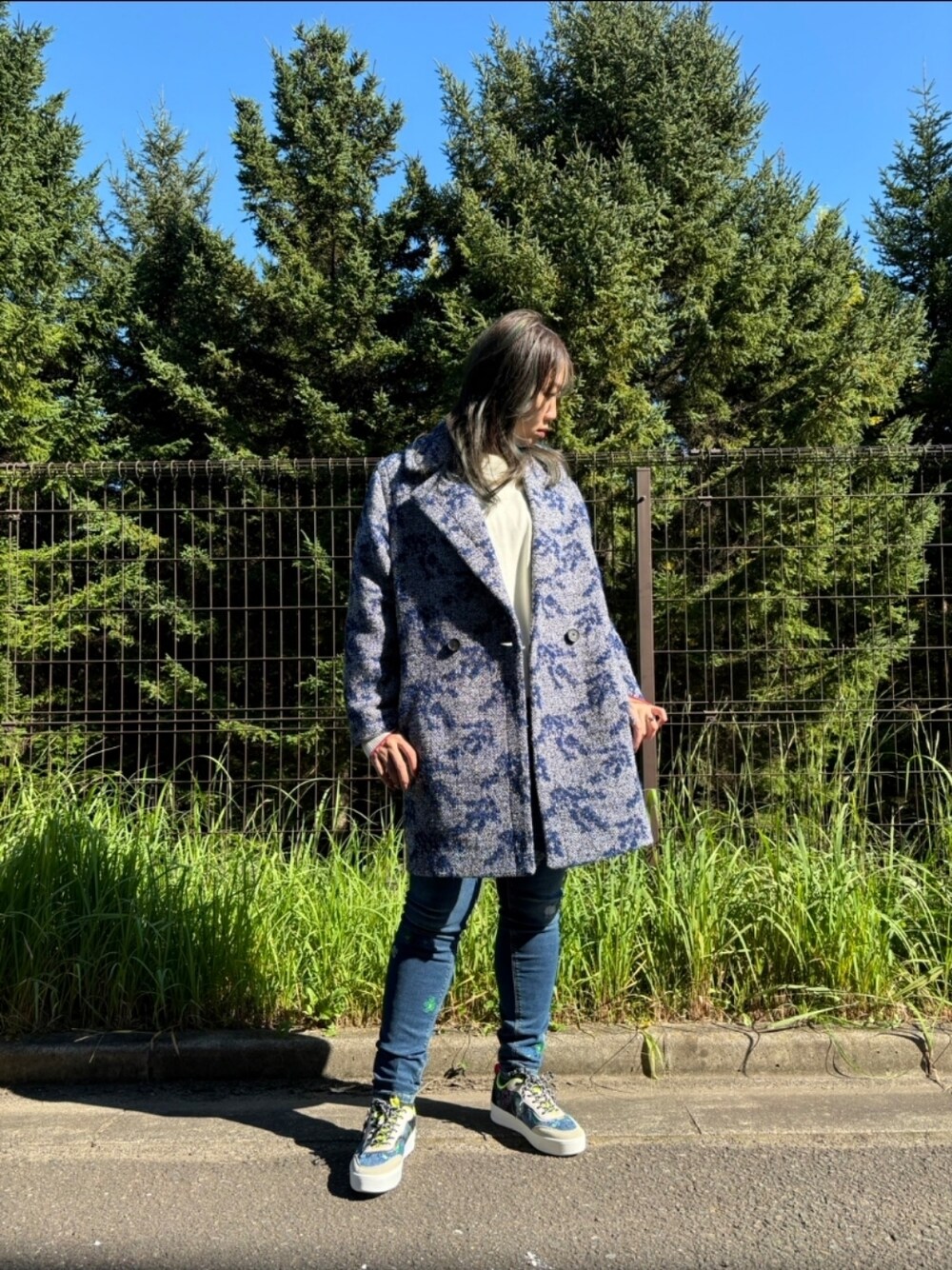「コート、ニット、冬コーデ、総柄、デニムパンツ、白ニット、デニムスタイル、コートスタイル、Desigual、デシグアル」｜「Desigualの刺繍 プッシュアップ スキニージーンズ（デニムパンツ、ブルー系）」を使った、Desigual 仙台泉 STAFFさん（レディース・168cm）の秋コーディネートの1枚目の写真