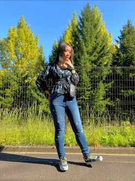 「Desigual（デシグアル）のアイテム（スニーカー）」を使った、Desigual 仙台泉 STAFFさん（レディース・168cm）の秋コーディネート