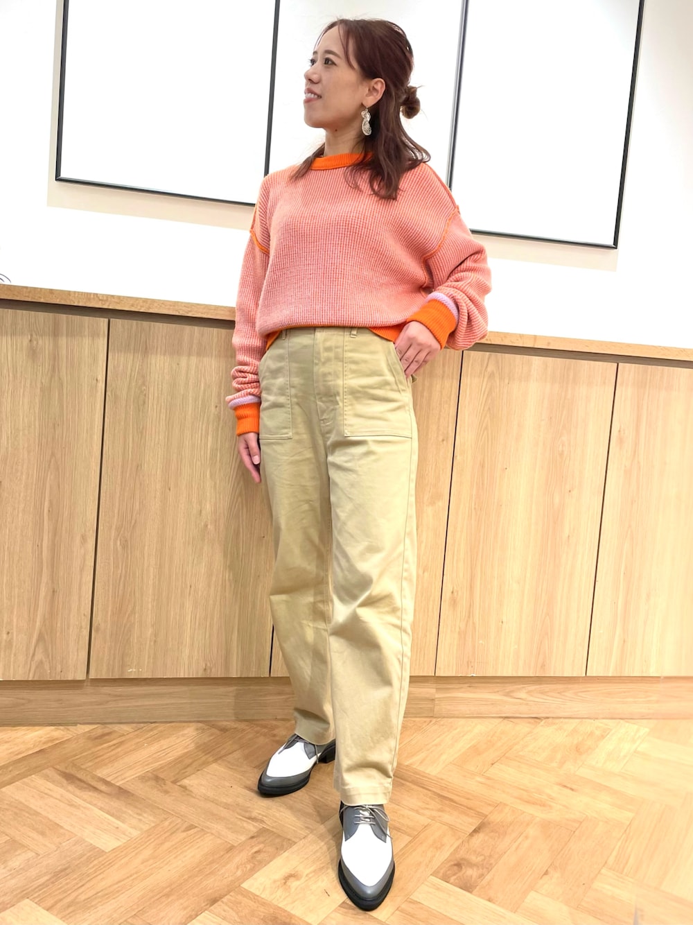 グレー系のドレスシューズを着用したレディースの秋コーディネートの1枚目の写真