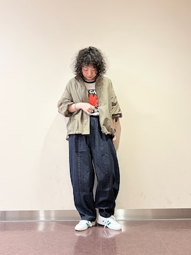 「URBAN RESEARCH DOORS（アーバンリサーチドアーズ）の『別注』adidas×DOORS　HANDBALL SPEZIAL（スニーカー、ホワイト系）」を使った、**ai**さん（レディース・156cm）の春コーディネート