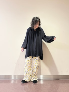 「URBAN RESEARCH DOORS（アーバンリサーチドアーズ）の『WEB/一部店舗限定カラー』フラワープリントイージーパンツ（その他パンツ、ホワイト系）」を使った、**ai**さん（レディース・156cm）の春コーディネート