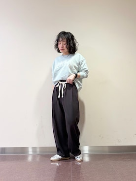 「URBAN RESEARCH DOORS（アーバンリサーチドアーズ）のadidas　SAMBA OG W（スニーカー、シルバー系）」を使った、**ai**さん（レディース・156cm）の春コーディネート