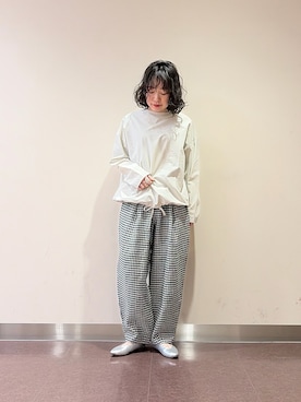 「URBAN RESEARCH DOORS（アーバンリサーチドアーズ）のVカットパンプス（パンプス、シルバー系）」を使った、**ai**さん（レディース・156cm）の春コーディネート