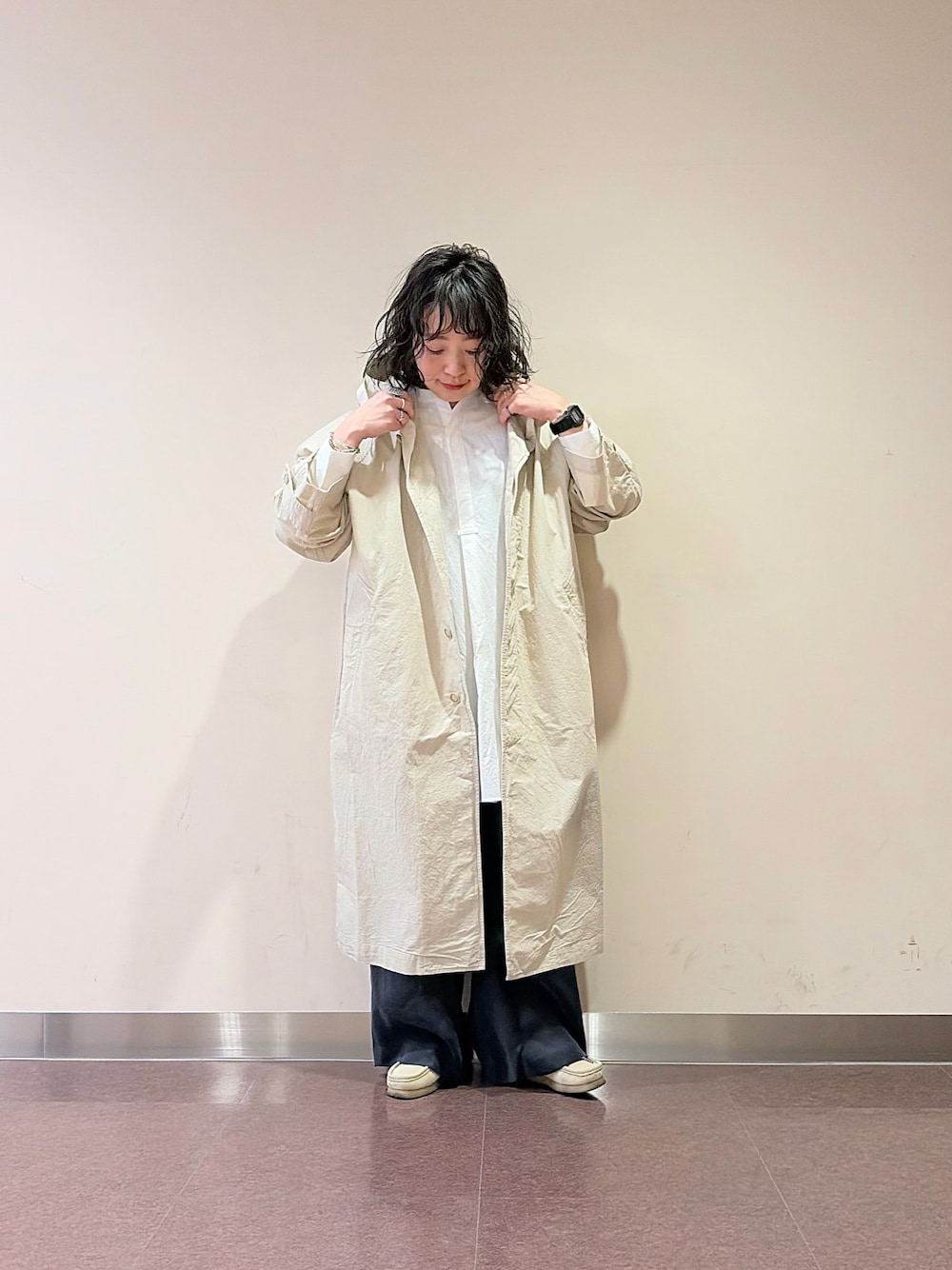 ブルー系のその他パンツ、ホワイト系のシャツ/ブラウス、ホワイト系のその他アウターを着用したレディースの冬コーディネートの1枚目の写真