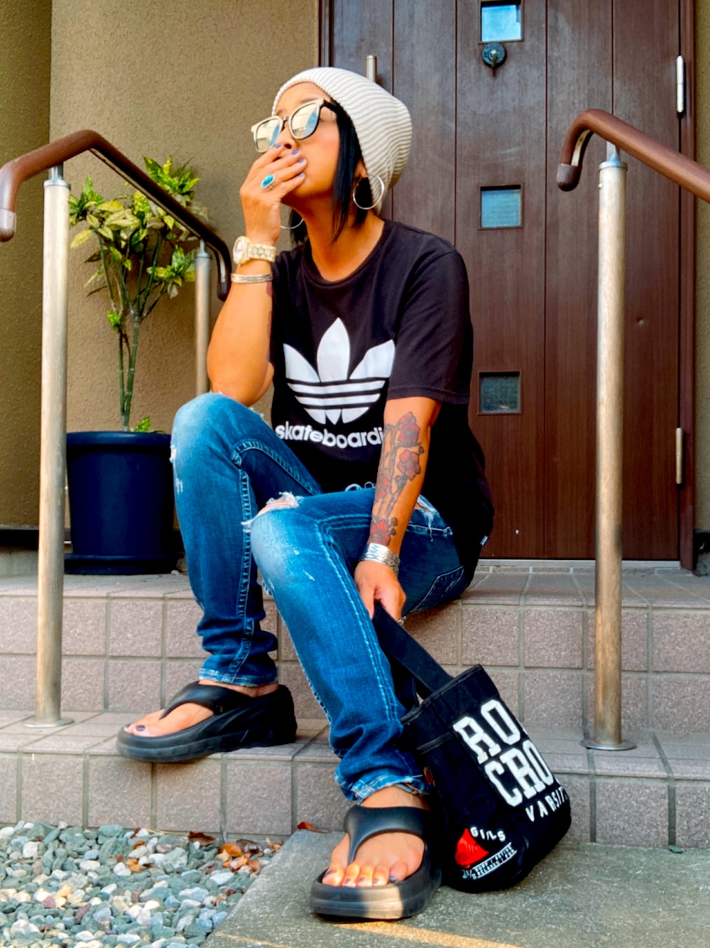 ブラック系のTシャツ/カットソー、ブルー系のデニムパンツ、ブラック系のトートバッグを着用したレディースの夏コーディネートの1枚目の写真