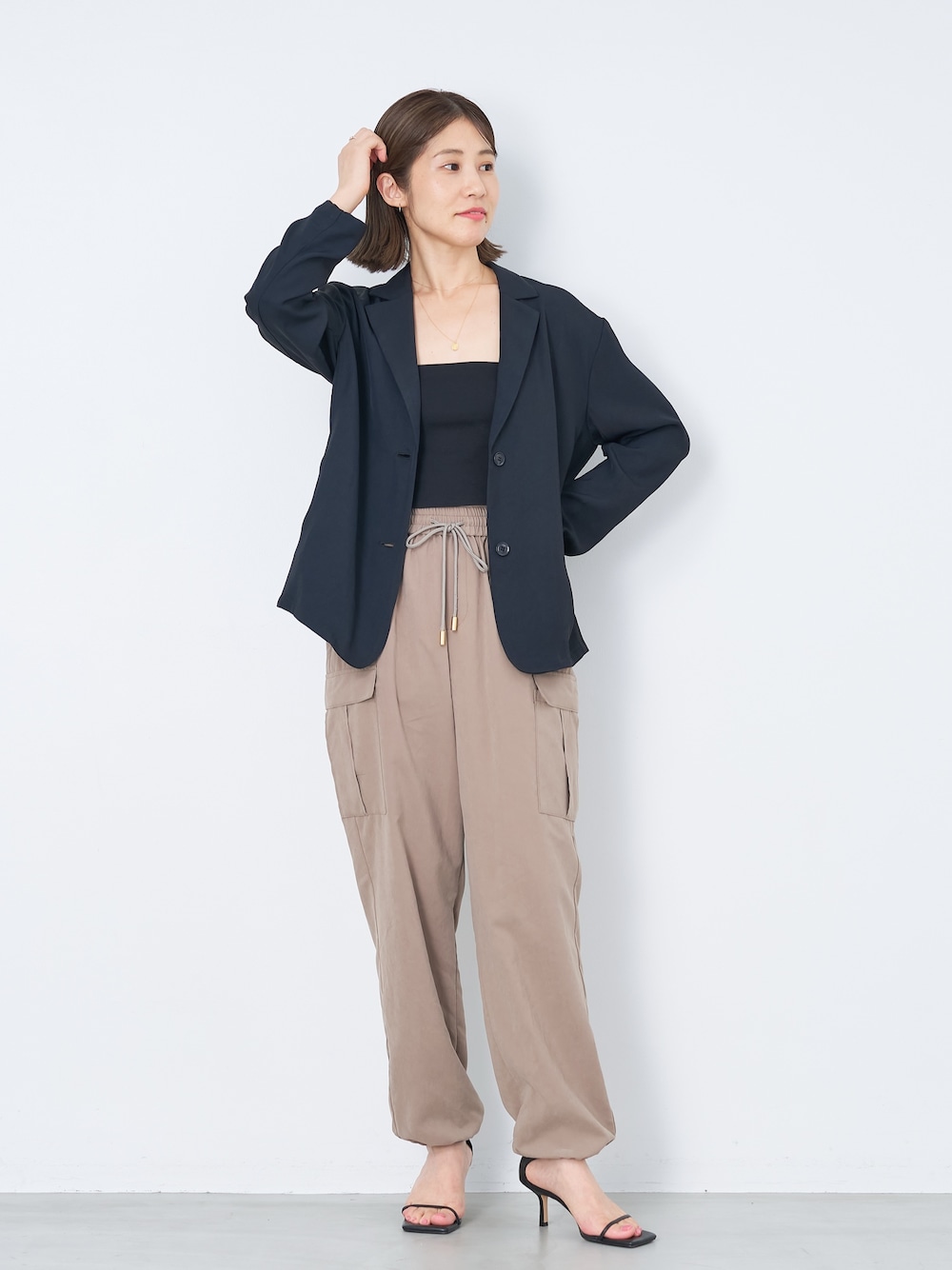 「mica&deal、マイカアンドディール、大人カジュアル、きれいめカジュアル、パンツコーデ、お出かけコーデ、きれいめコーディネート、カーゴパンツ、ジャケット、ジャケットスタイル、大人ファッション、30代コーデ、パンツスタイル、春、春コーデ」｜「MICA&DEALのシングルツイルジャケット（その他アウター、ブラック系）」を使った、erikaさん（骨格ウェーブ・レディース・163cm）の春コーディネートの1枚目の写真
