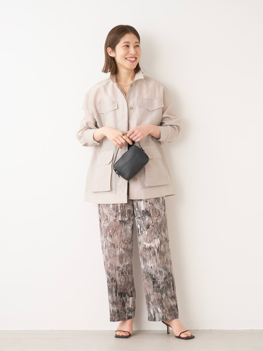 「marmors、マルモア、mica&deal、マイカアンドディール、J&M DAVIDSON、淡色コーデ、お出かけコーデ、春夏コーデ、モード、大人かわいい、パンツコーデ、ミリタリージャケット、ベージュコーデ、30代コーデ、大人女子」｜「marmorsの【marmors】military jk（その他アウター、ベージュ系）」を使った、erikaさん（レディース・163cm）の春コーディネートの1枚目の写真