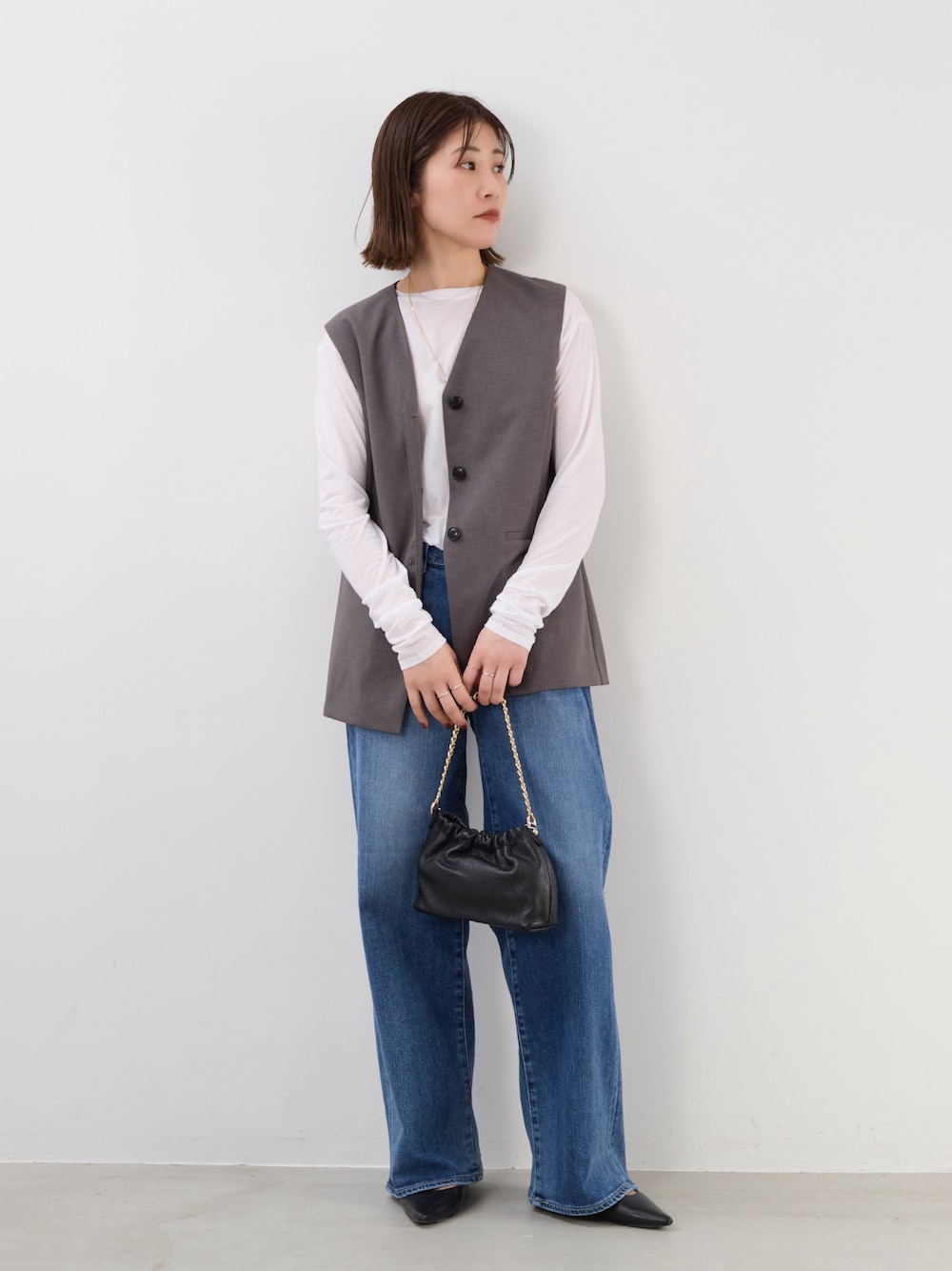 「mica&deal、マイカアンドディール、大人カジュアル、お出かけコーデ、ベスト、ジレ、ジレスタイル、AULENTTI、デニム、デニムコーデ、シアー、シアートップス、レイヤードスタイル」｜「AULENTTIの【AULENTTI】別注-チェーンショルダーバッグ-SHOULDER CHAIN BAG（ショルダーバッグ、ブラック系）」を使った、erikaさん（骨格ウェーブ・レディース・163cm）の夏コーディネートの1枚目の写真