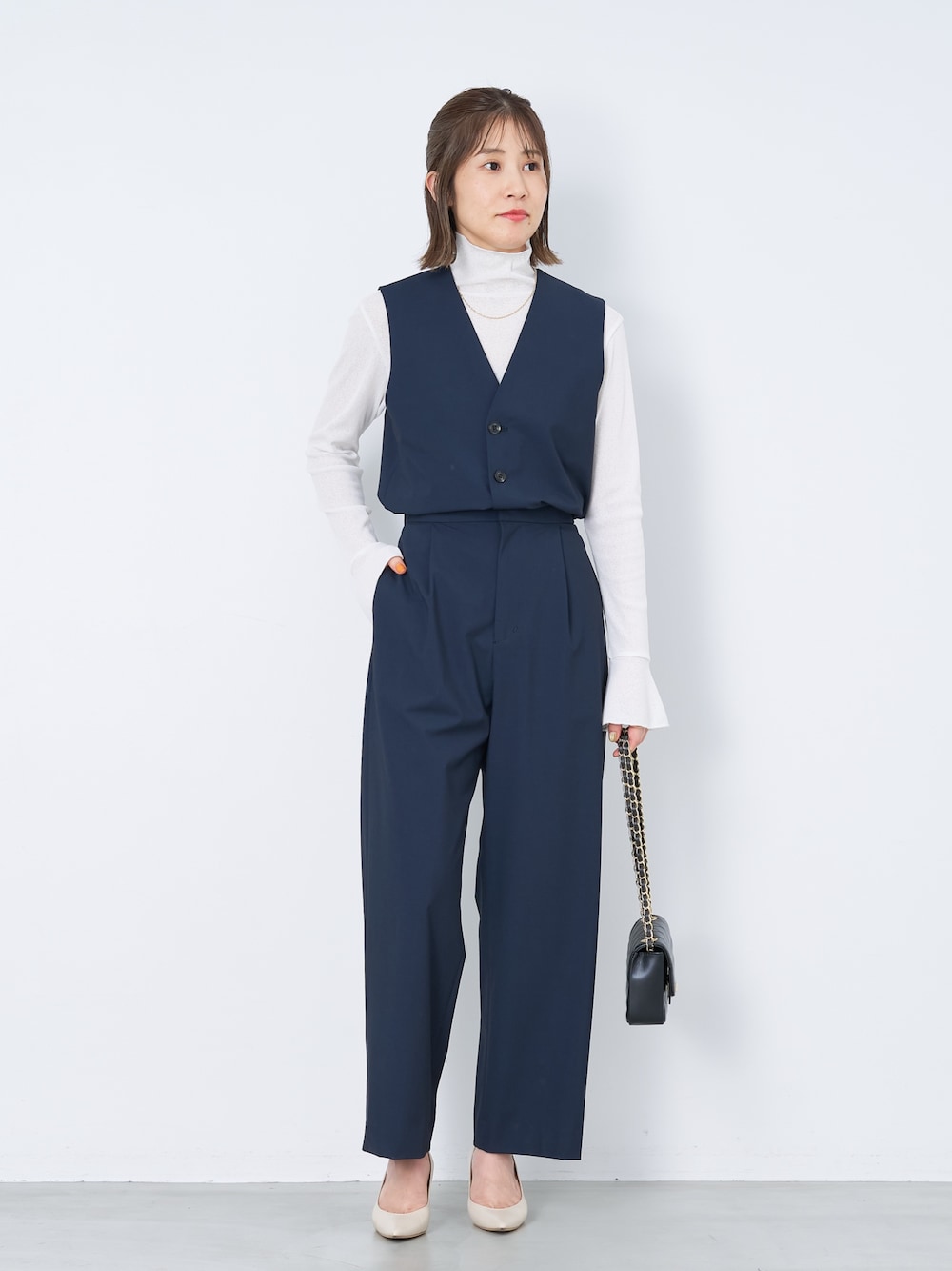 「mica&deal、マイカアンドディール、オケージョン、オールインワン、レイヤードスタイル、タートルネック、シアートップス、セレモニー、キレイめコーデ、パンツスタイル、大人カジュアル、フォーマル」｜「MICA&DEALのドライテレコハイネックプルオーバー（Tシャツ/カットソー、ホワイト系）」を使った、erikaさん（骨格ウェーブ・レディース・163cm）の冬コーディネートの1枚目の写真