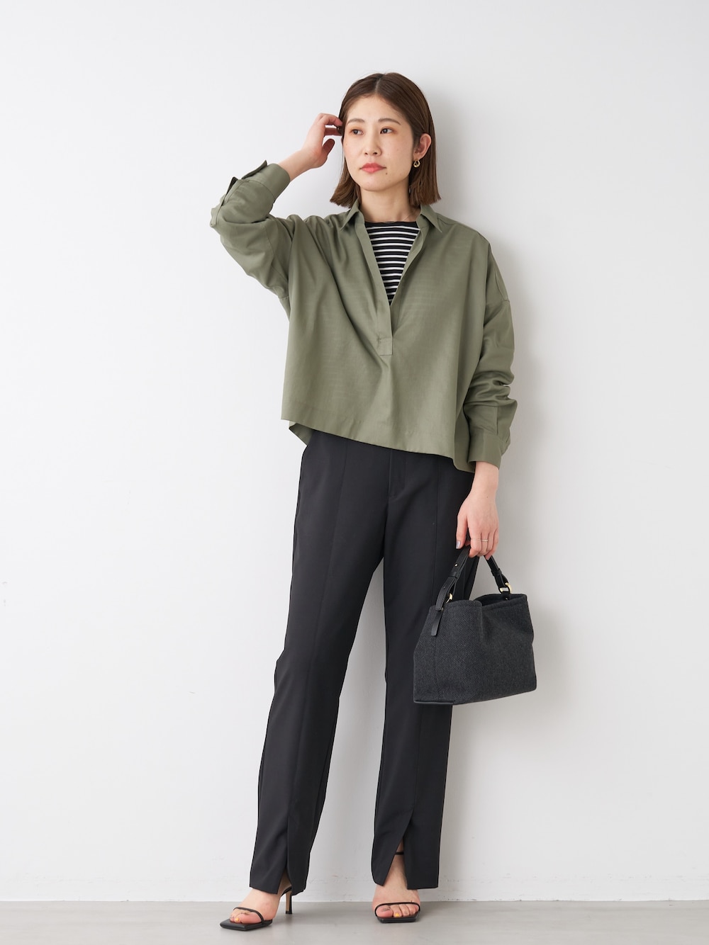 ブラック系のTシャツ/カットソー、グリーン系のシャツ/ブラウス、ブラック系のその他パンツを着用したレディースの秋コーディネートの1枚目の写真