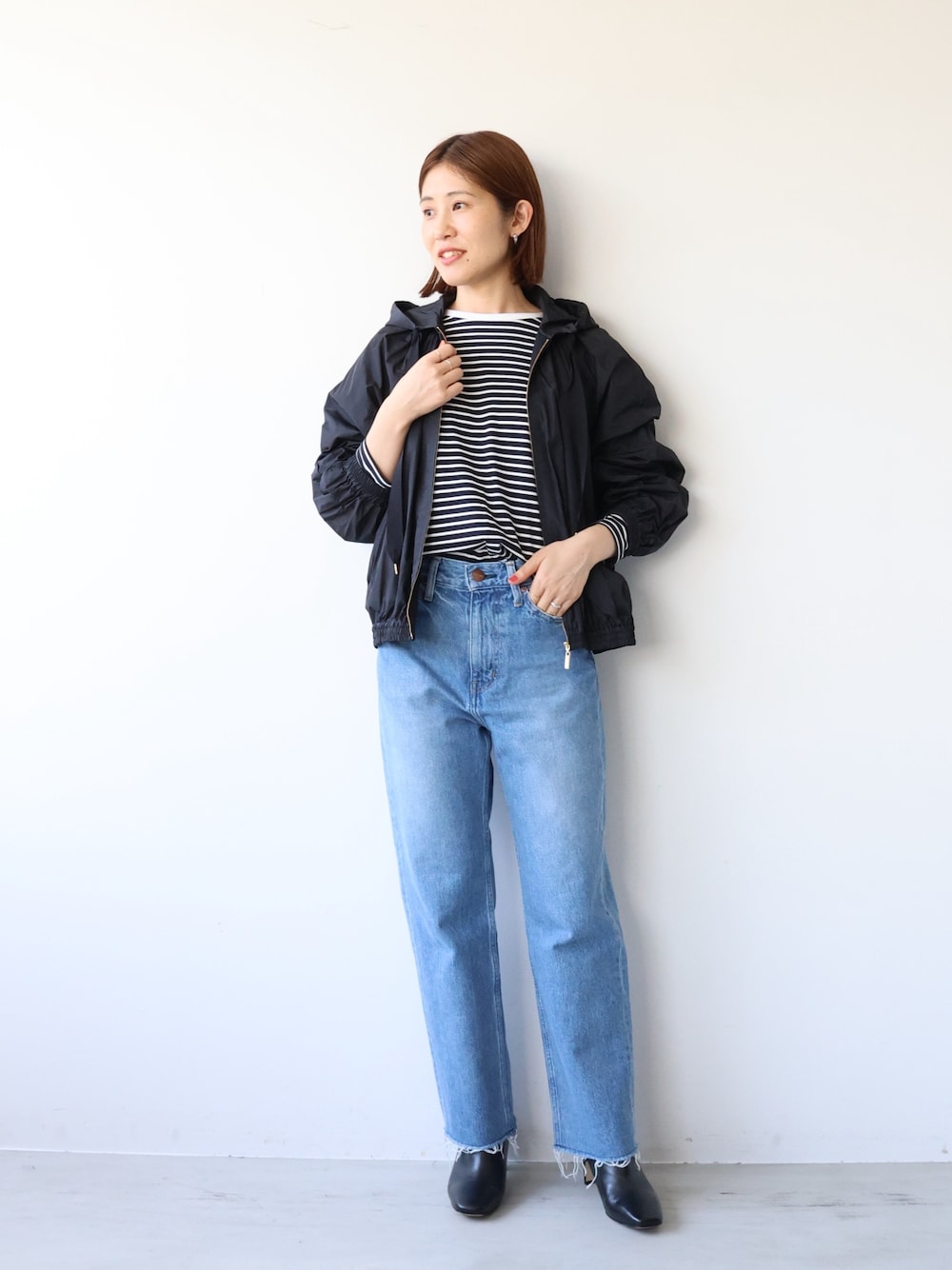 「mica&deal、マイカアンドディール、スポーツミックス、ブーツ、デニム、ボーダー、大人カジュアル、きれいめカジュアル、パンツコーデ、トレンド、30代コーデ、イエベ秋、カジュアルコーデ、カジュアルスタイル、ラフコーデ」｜「MICA&DEALのシャンブレーフーデットブルゾン（ブルゾン、ブラック系）」を使った、erikaさん（レディース・163cm）の秋コーディネートの1枚目の写真