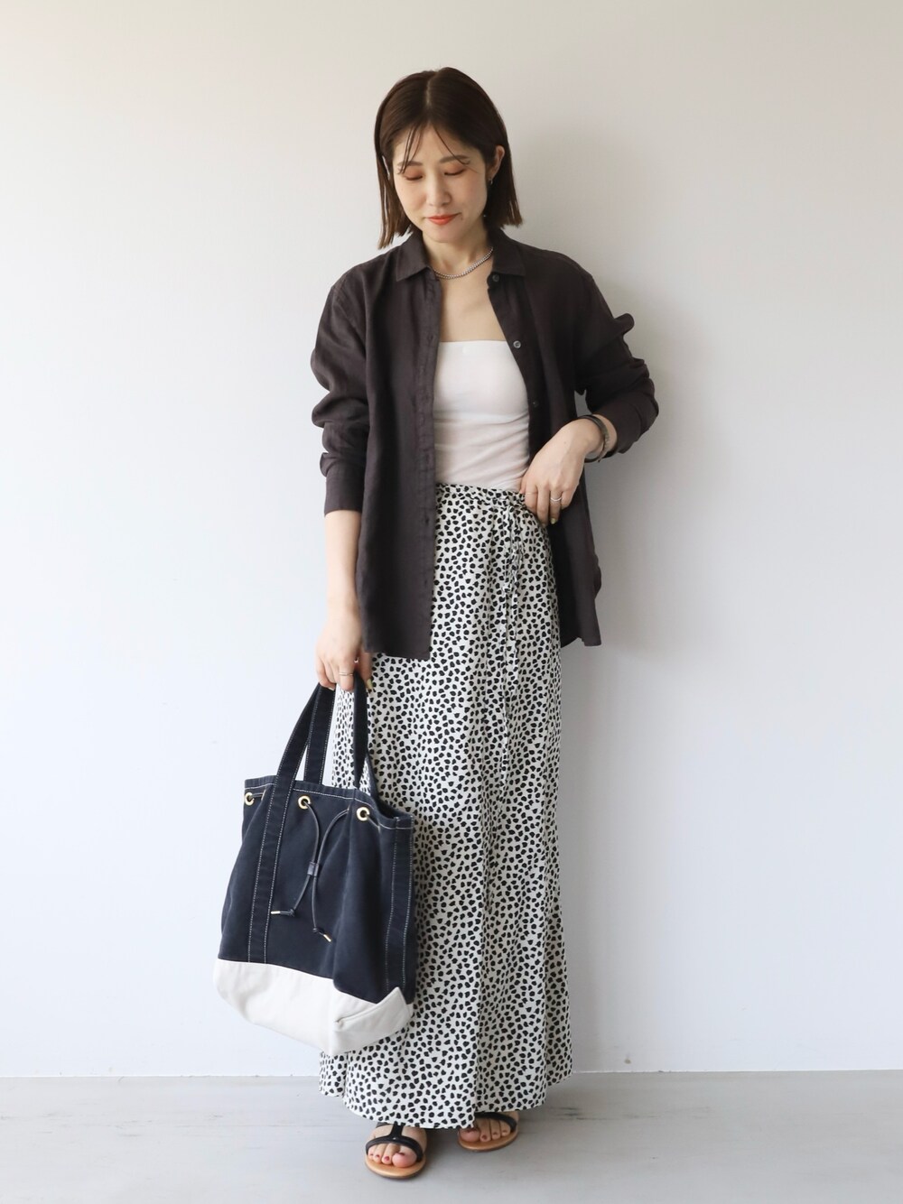 「mica&deal、マイカアンドディール、シアートップス、きれいめカジュアル、夏コーデ、お出かけコーデ、カラーパンツ、柄スカート、シャツスタイル、トートバッグ、大人カジュアル、30代コーデ、イエベ秋、夏秋ミックス、羽織り」｜「MICA&DEALの製品染めリネンシャツ（シャツ/ブラウス、グレー系）」を使った、erikaさん（レディース・163cm）の夏コーディネートの1枚目の写真