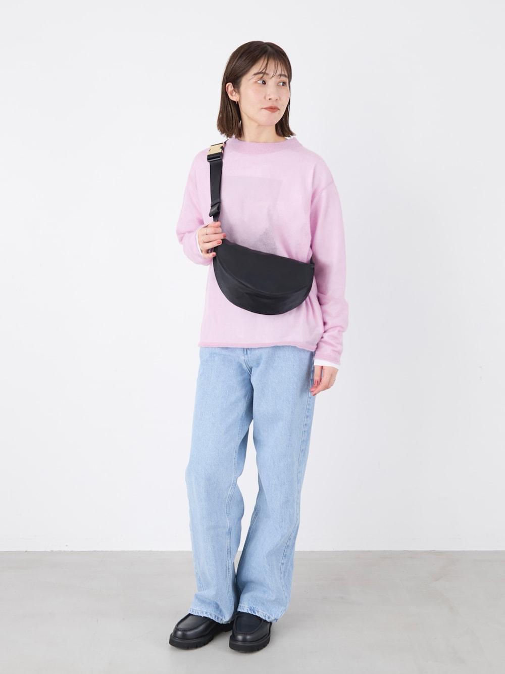 「mica&deal、マイカアンドディール、redcard、デニム、レイヤードスタイル、シアーニット、ニット、ピンク、バッグ、ショルダーバッグ、ボディバッグ、リラックススタイル、大人カジュアル、休日スタイル、パンツコーデ」｜「MICA&DEALのシアーモヘアニットプルオーバー（ニット/セーター、ピンク系）」を使った、erikaさん（骨格ウェーブ・レディース・163cm）の冬コーディネートの1枚目の写真