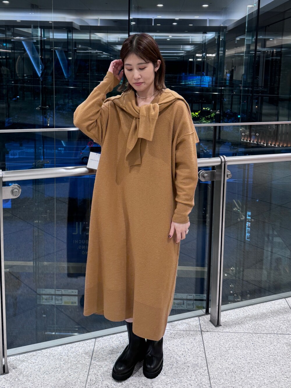 「mica&deal、マイカアンドディール、ニット、ブーツ、ワンピース、ニットワンピース、キャメル、着回しコーデ、ラクチンコーデ、お出かけコーデ、休日スタイル、きれいめカジュアル、大人カジュアル、30代コーデ、シンプルコーデ」｜「MICA&DEALのボイルウールVネックニットワンピース（ワンピース、イエロー系）」を使った、erikaさん（レディース・163cm）の秋コーディネートの1枚目の写真