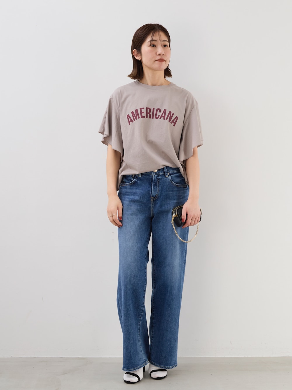 「mica&deal、マイカアンドディール、別注、Tシャツ、ロゴT、フリル、AMERICANA、Americana 、大人カジュアル、休日スタイル、お出かけコーデ、サンダル」｜「AMERICANAの【AMERICANA×MICA&DEAL】15th ANNIVERSARY フリルスリーブT-shirt（Tシャツ/カットソー、ベージュ系）」を使った、erikaさん（骨格ウェーブ・レディース・163cm）の夏コーディネートの1枚目の写真