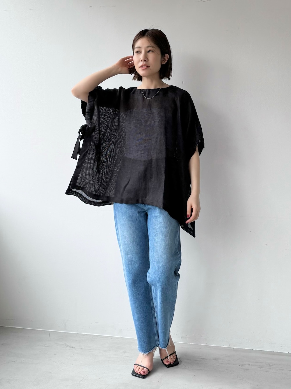 「mica&deal、マイカアンドディール、RED CARD、お出かけコーデ、デートコーデ、ポンチョ、リボン、デニムコーデ、きれいめカジュアル、ブラウス、休日スタイル、30代コーデ、大人カジュアル、大人フェミニン、シアートップス」｜「MICA&DEALのサイドリボンリネンポンチョ（シャツ/ブラウス、ブラック系）」を使った、erikaさん（レディース・163cm）の春コーディネートの1枚目の写真