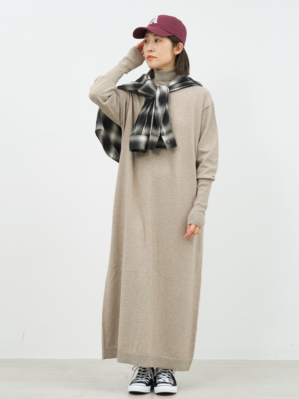「ニットワンピース、ハイネックニット、ハイネックワンピース、チェック柄、チェックシャツ、キャップ、Americana 、ロゴキャップ、mica&deal、マイカアンドディール、大人カジュアル、きれいめカジュアル、休日スタイル、お出かけコーデ、冬コーデ」｜「MICA&DEALのオンブレチェックシャツ（シャツ/ブラウス、ブラック系）」を使った、erikaさん（骨格ウェーブ・レディース・163cm）の冬コーディネートの1枚目の写真