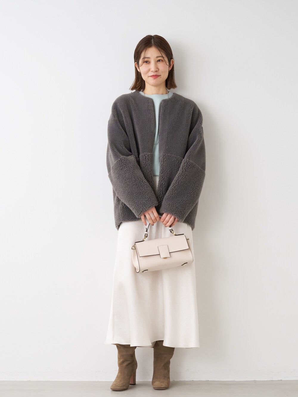 「mica&deal、マイカアンドディール、お出かけコーデ、ブーツ、休日スタイル、ボアコート、リバーシブル、サテンスカート、カラーニット、大人カジュアル、きれいめカジュアル、ニット、人気アイテム、ブルー x ホワイト」｜「MICA&DEALのシャイニーバイアススカート（スカート、ホワイト系）」を使った、erikaさん（レディース・163cm）の秋コーディネートの1枚目の写真
