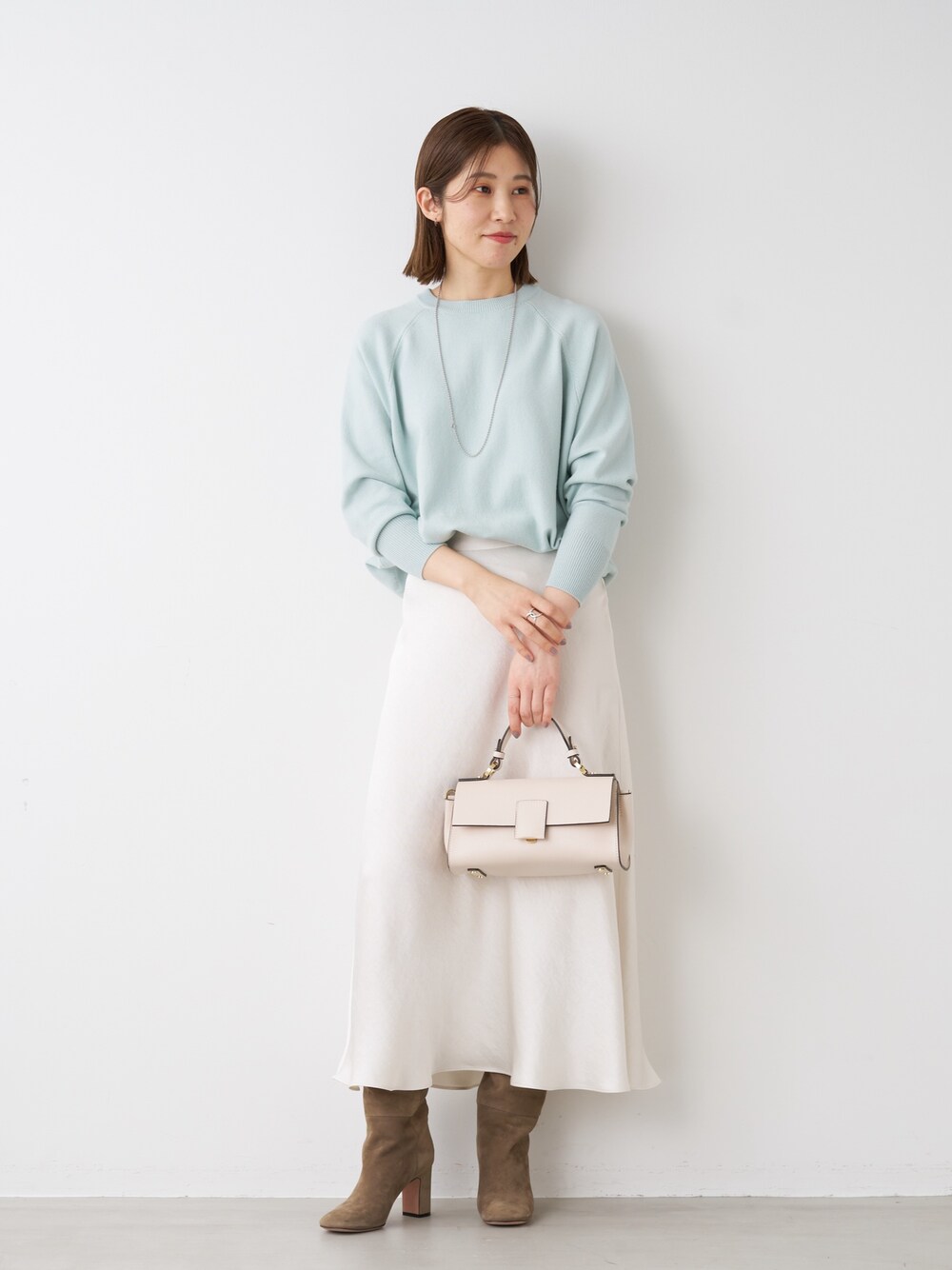 「mica&deal、マイカアンドディール、ロングスカート、パステルカラー、ブーツ、サテンスカート、マーメイドスカート、デートコーデ、淡色コーデ、大人カジュアル、きれいめコーディネート、オトナガーリー、お出かけコーデ、イエベ秋、30代コーデ」｜「MARIHAの＜MARIHA(マリハ)＞SILENT ボールチェーン ネックレス 80 ■■■（ネックレス、シルバー系）」を使った、erikaさん（レディース・163cm）の秋コーディネートの1枚目の写真