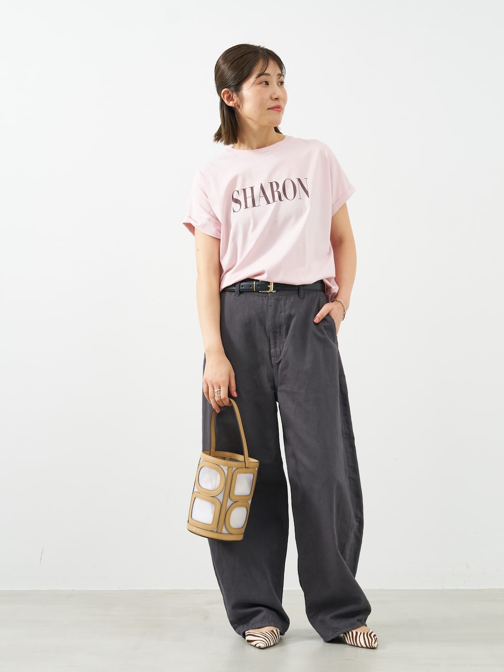 「mica&deal、マイカアンドディール、休日スタイル、お出かけコーデ、Tシャツ、ロゴ、ロゴT、ピンク、ブラック、デニム、デニムパンツ、ブラックデニム、30代コーデ」｜「MICA&DEALの"SHARON"ロゴヘムラウンドT-shirt〈2サイズ展開〉（Tシャツ/カットソー、ピンク系）」を使った、erikaさん（骨格ウェーブ・レディース・163cm）の夏コーディネートの1枚目の写真