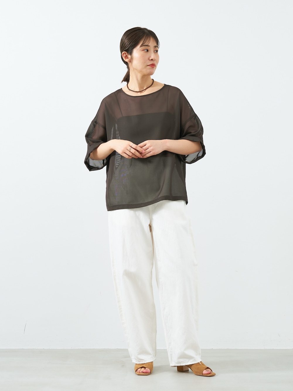 「mica&deal、マイカアンドディール、FABIO RUSCONI 、サンダル、白デニム、シアートップス、ブラウン、スポーツミックス、きれいめカジュアル、お出かけコーデ、大人カジュアル、ハーフスリーブ、リラックススタイル、ホワイト」｜「MICA&DEALの製品染めバルーンデニムパンツ〈2サイズ展開〉（デニムパンツ、ホワイト系）」を使った、erikaさん（骨格ウェーブ・レディース・163cm）の夏コーディネートの1枚目の写真