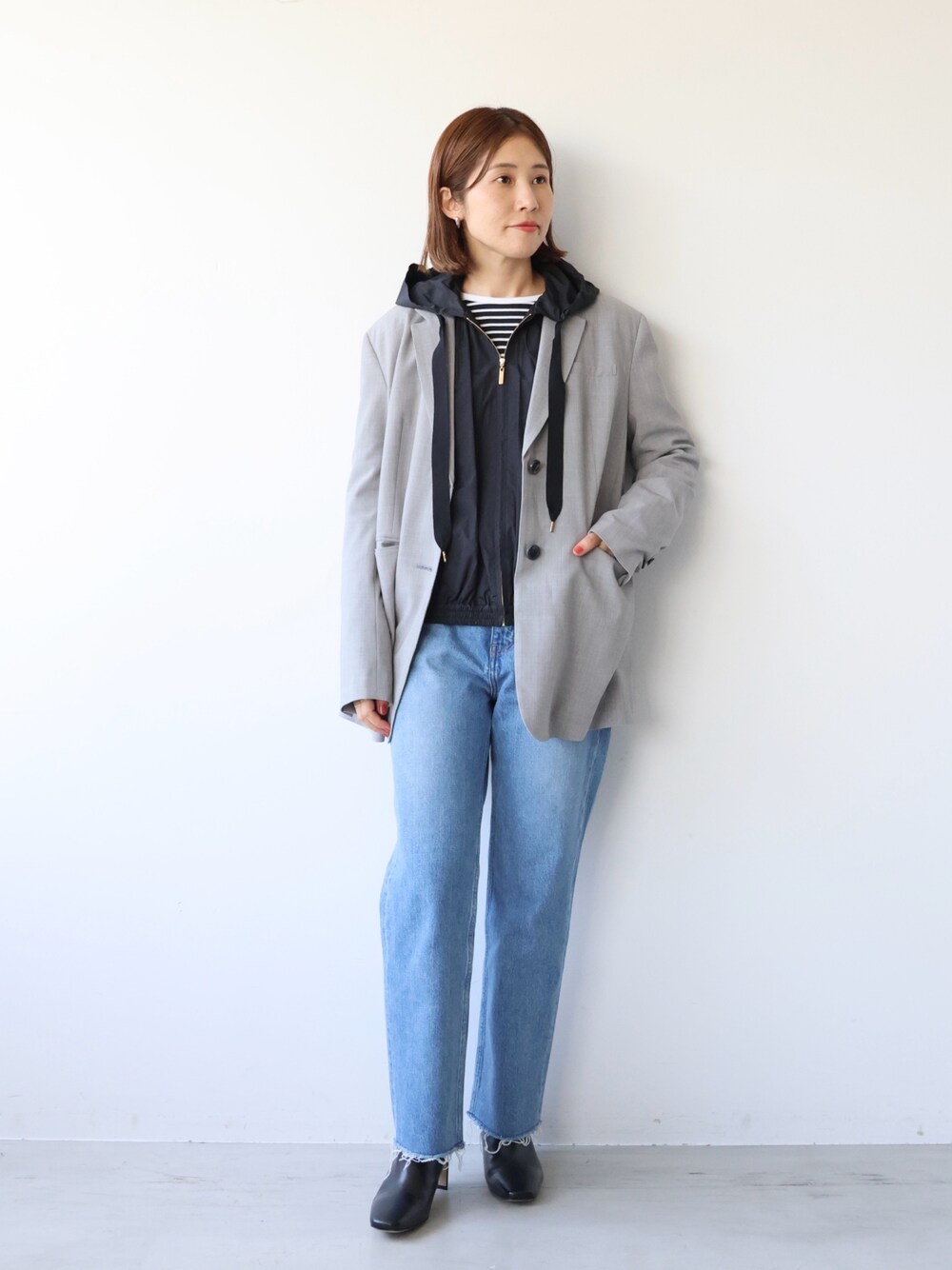 「mica&deal、マイカアンドディール、marmors、マルモア、ボーダー、ジャケット、ジャケットスタイル、ブルゾン、フーディー、レイヤードスタイル、デニムコーデ、大人カジュアル、休日スタイル、パンツコーデ、着回しコーデ」｜「marmorsの【marmors】loose long t-shirt（Tシャツ/カットソー、ブラック系）」を使った、erikaさん（レディース・163cm）の秋コーディネートの1枚目の写真
