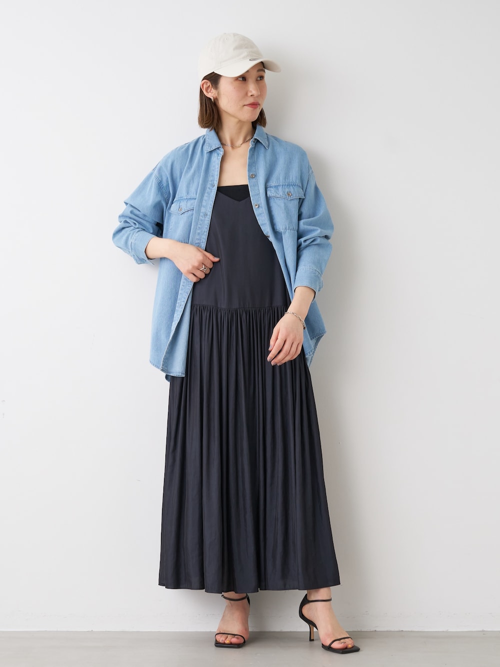 「mica&deal、マイカアンドディール、NEWERA、デニムシャツ、キャミワンピ、CAP、キャップ、秋服準備はじめました、休日スタイル、アウトドアスタイル、ワンピース、大人カジュアル、きれいめカジュアル、30代コーデ、お出かけコーデ」｜「MICA&DEALのミリタリーシャツ（シャツ/ブラウス、ブルー系）」を使った、erikaさん（レディース・163cm）の夏コーディネートの1枚目の写真
