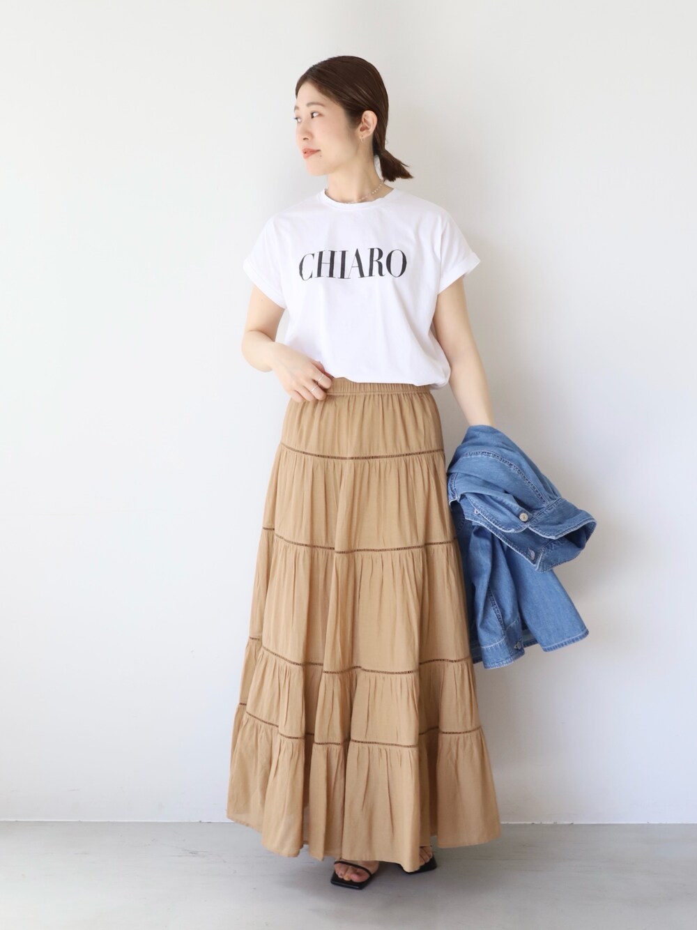 「mica&deal、マイカアンドディール、ロゴT、カットソー、デニムジャケット、スカート、春コーデ、大人カジュアル、春色、淡色コーデ、春アウター、休日スタイル、ootd、デートコーデ、30代コーデ」｜「MICA&DEALの"CHIARO"ロゴプリントヘムラウンドT-shirt（Tシャツ/カットソー、ホワイト系）」を使った、erikaさん（レディース・163cm）の春コーディネートの1枚目の写真