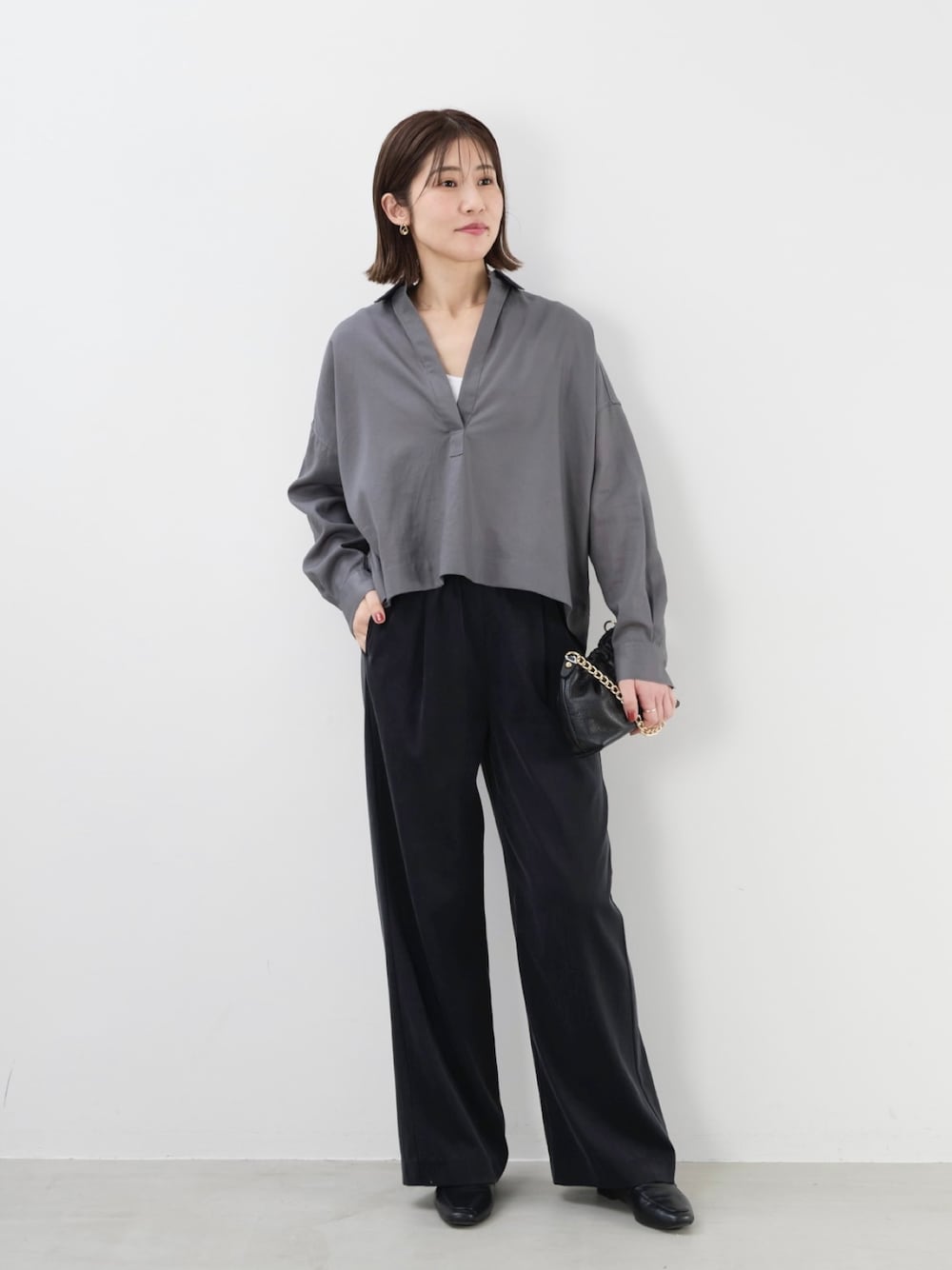 グレー系のシャツ/ブラウスを着用したレディースの夏コーディネートの1枚目の写真