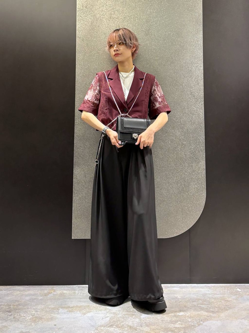 シルバー系のサンダル、レッド系のテーラードジャケット、ホワイト系のTシャツ/カットソーを着用したレディースの春コーディネートの1枚目の写真