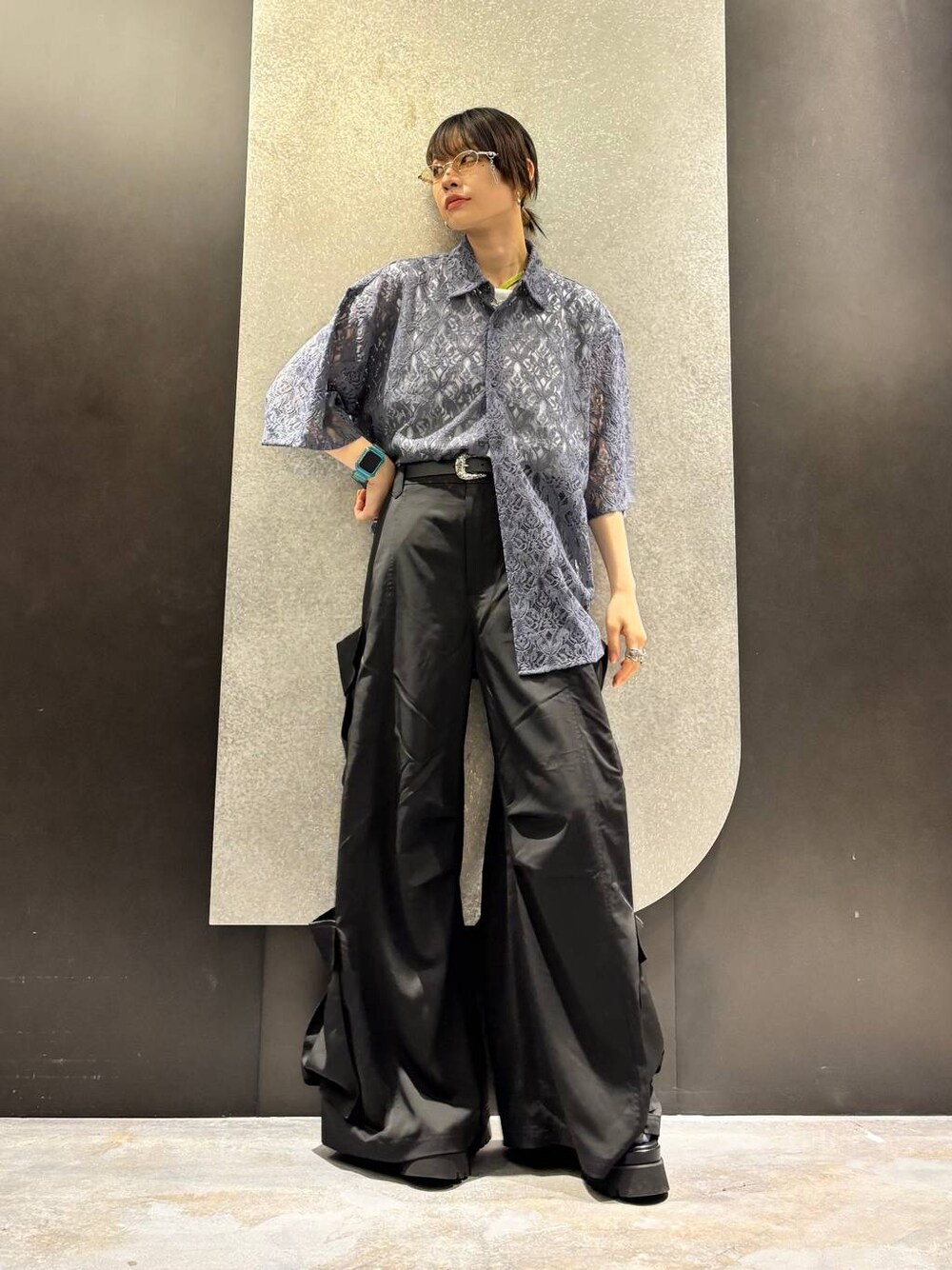 ブラック系のサンダル、ホワイト系のTシャツ/カットソー、ブラック系のカーゴパンツを着用したレディースの春コーディネートの1枚目の写真