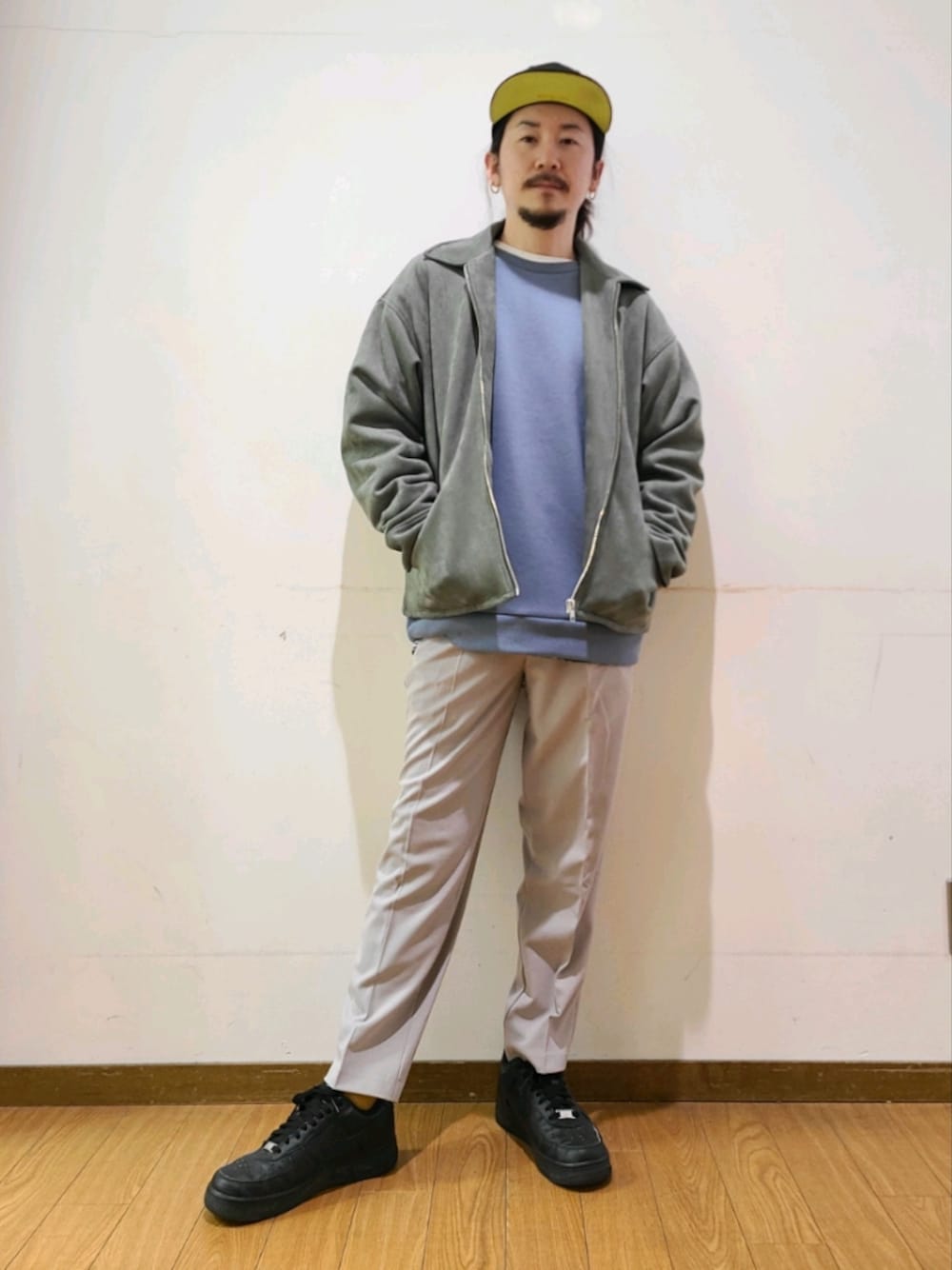 ブルー系のスウェット、グレー系のその他パンツを着用したメンズの冬コーディネートの1枚目の写真