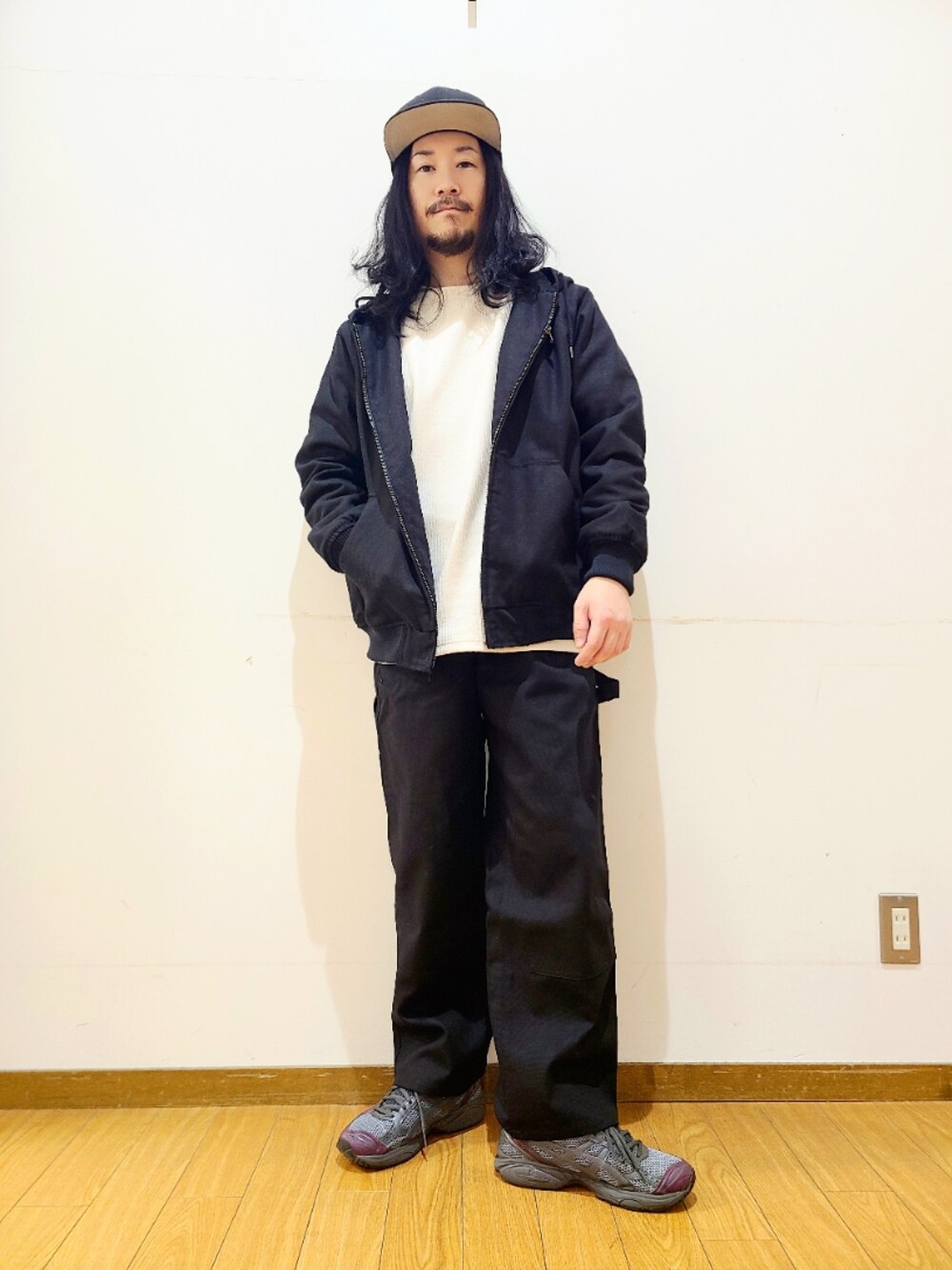 ホワイト系のTシャツ/カットソー、ブラック系のブルゾン、ブラック系のその他パンツを着用したメンズの冬コーディネートの1枚目の写真