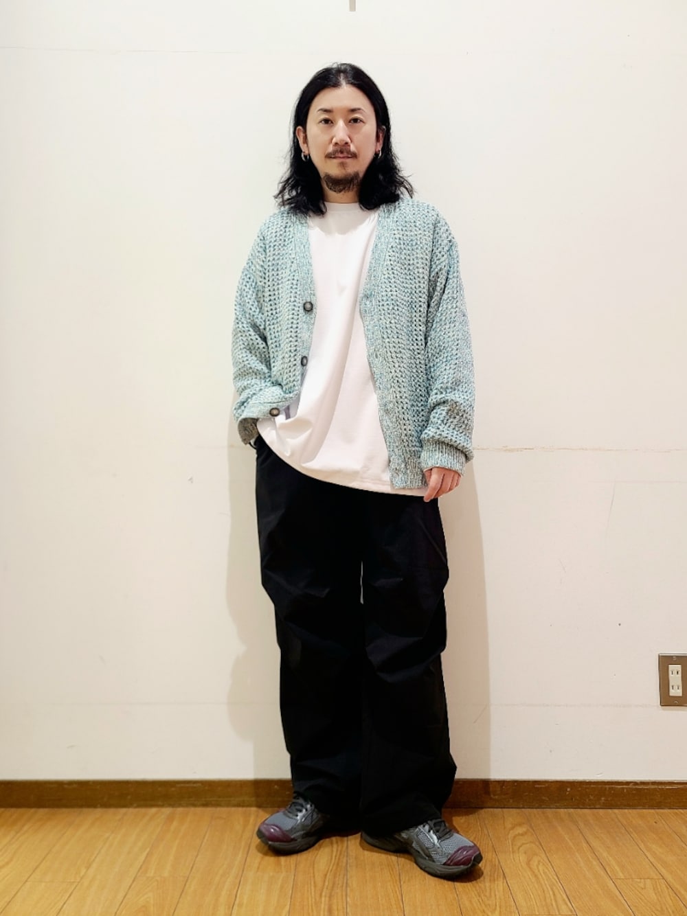 ホワイト系のTシャツ/カットソー、ブラック系のその他パンツを着用したメンズの冬コーディネートの1枚目の写真