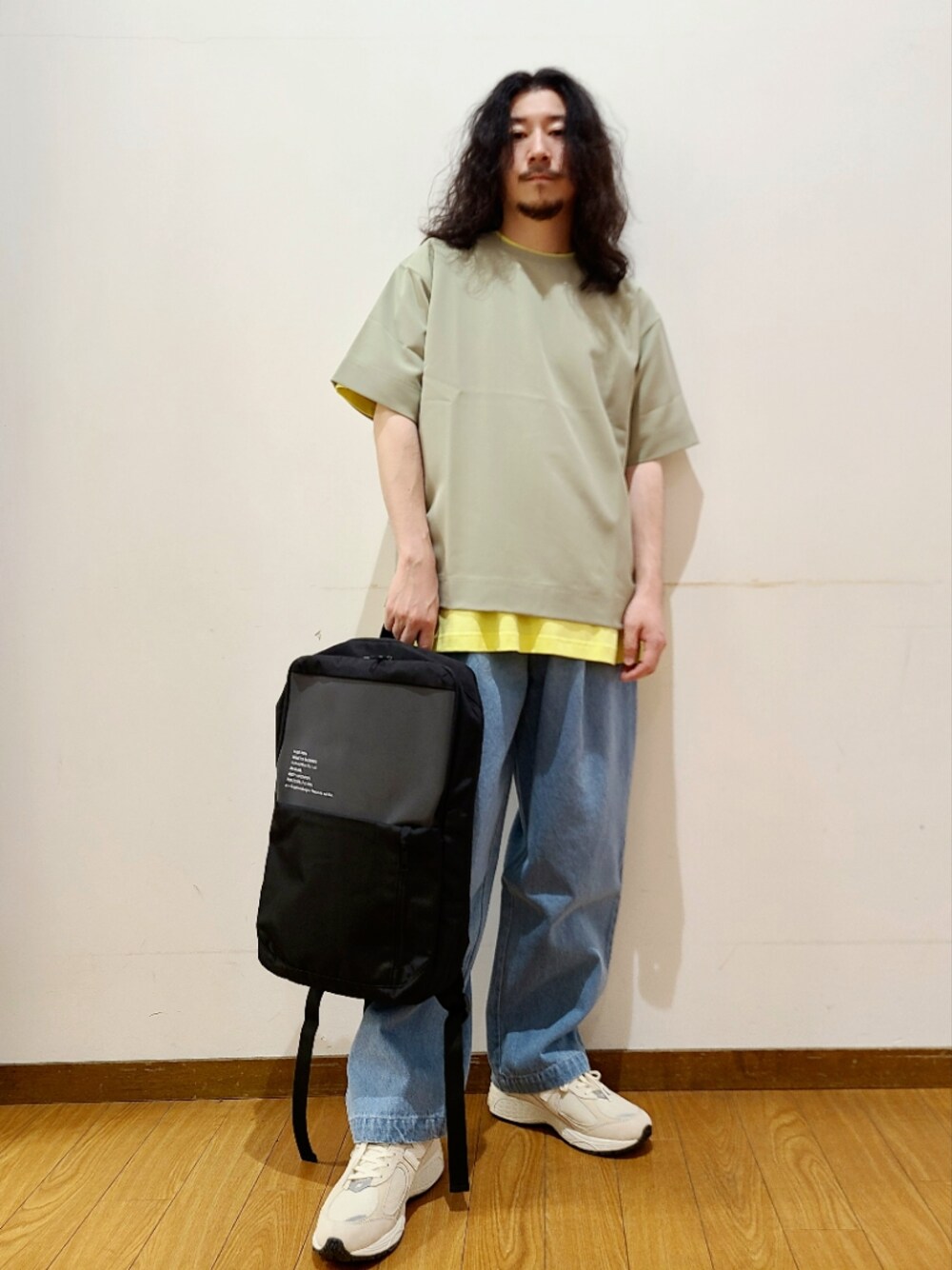 イエロー系のTシャツ/カットソー、グリーン系のTシャツ/カットソー、ブルー系のデニムパンツを着用したメンズの春コーディネートの1枚目の写真