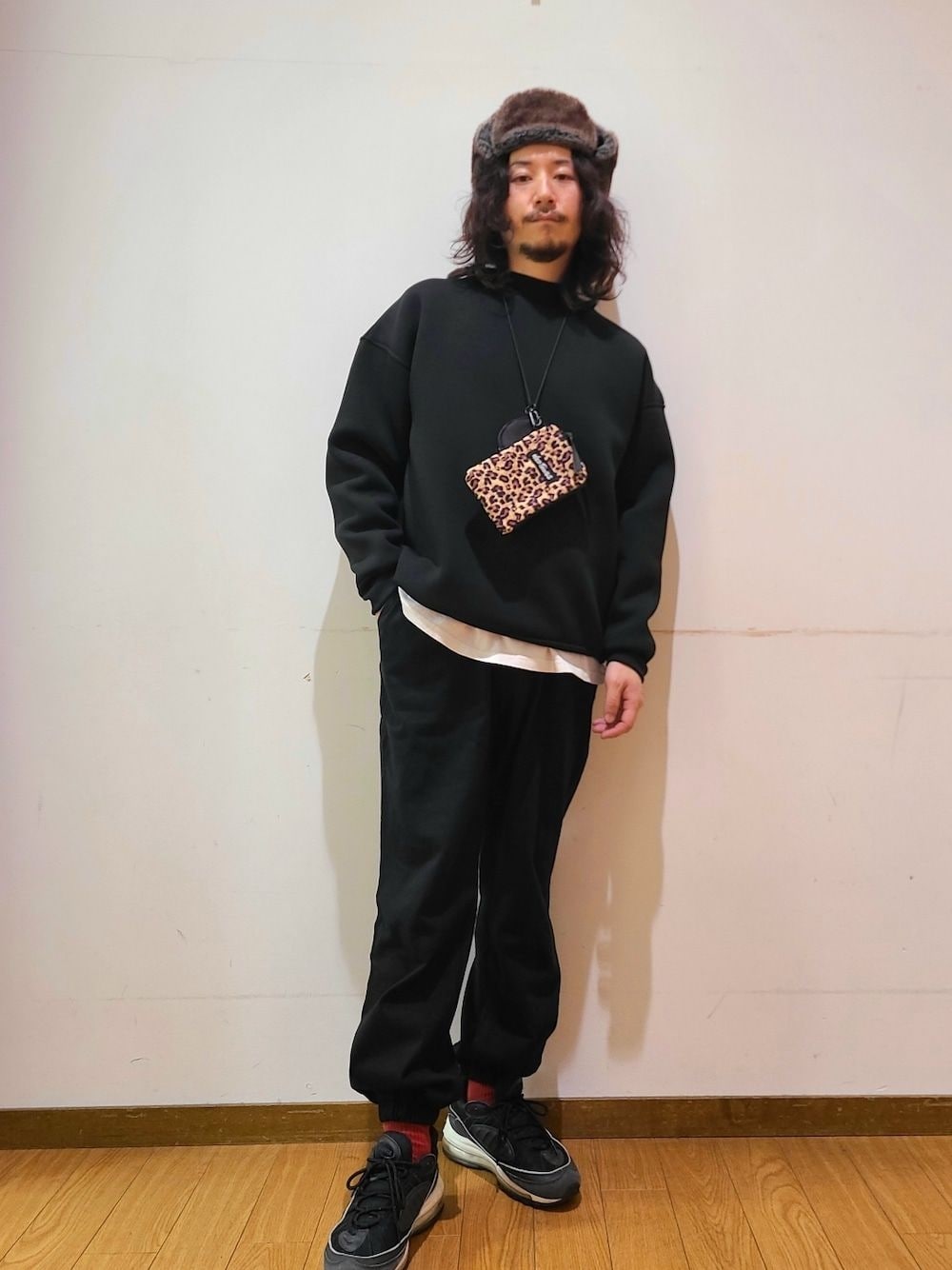 ブラック系のスウェット、ブラック系のその他パンツ、その他のショルダーバッグを着用したメンズの秋コーディネートの1枚目の写真