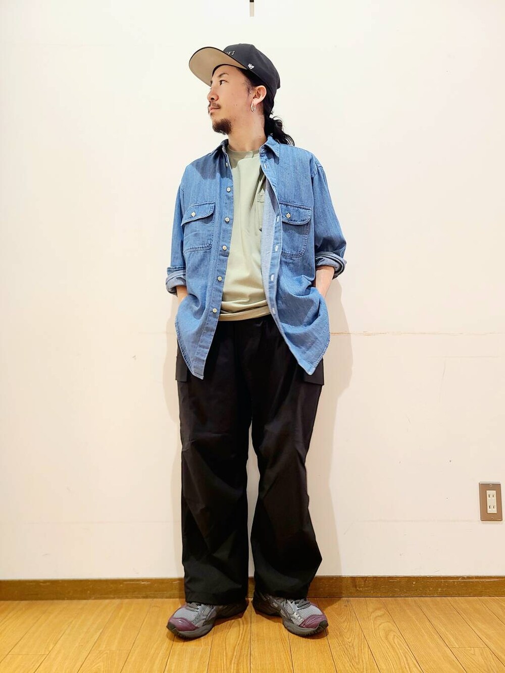 ブラック系のその他パンツ、グリーン系のTシャツ/カットソー、ブルー系のシャツ/ブラウスを着用したメンズの秋コーディネートの1枚目の写真