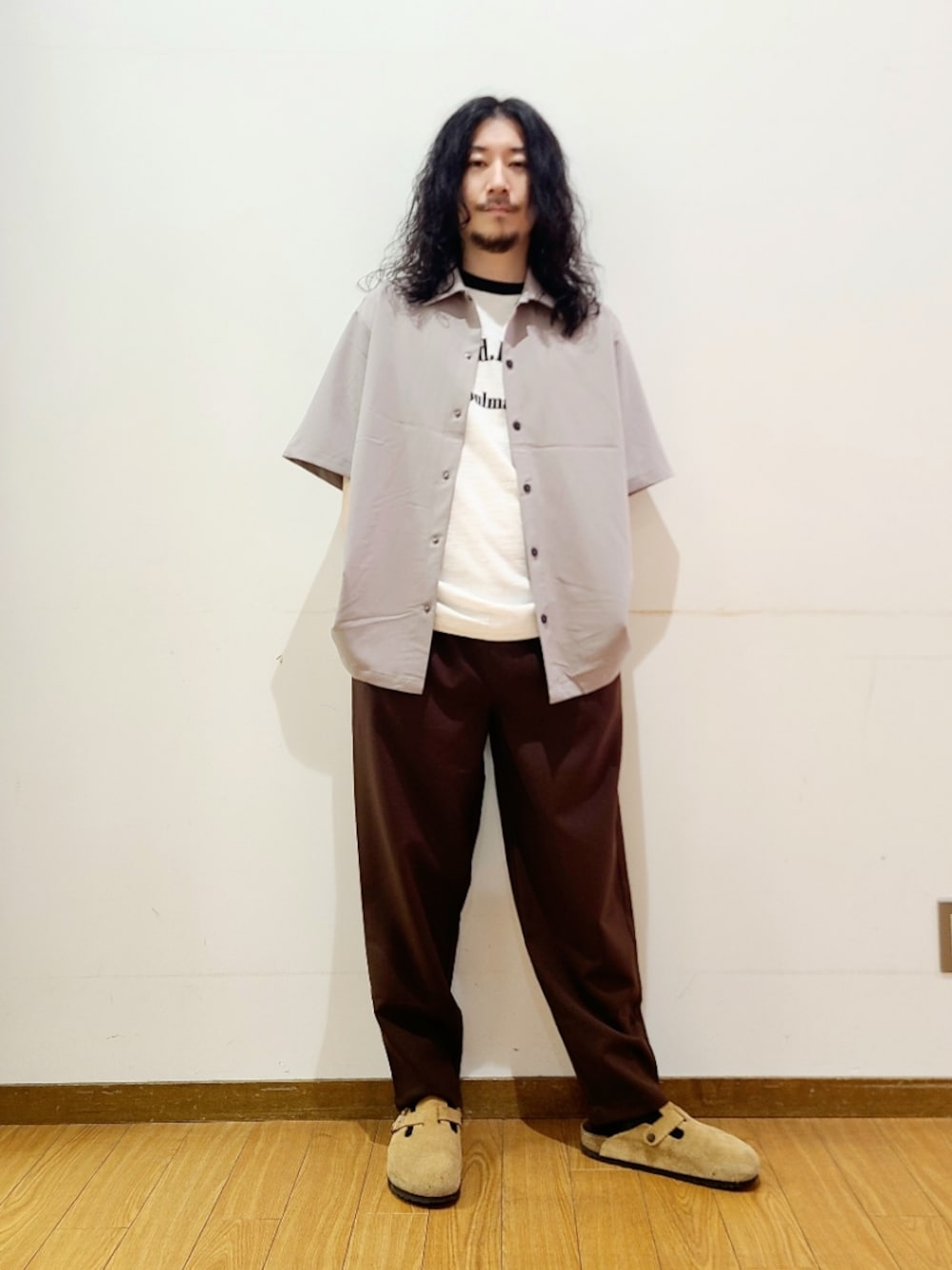 ホワイト系のTシャツ/カットソー、グレー系のシャツ/ブラウス、ブラウン系のその他パンツを着用したメンズの夏コーディネートの1枚目の写真