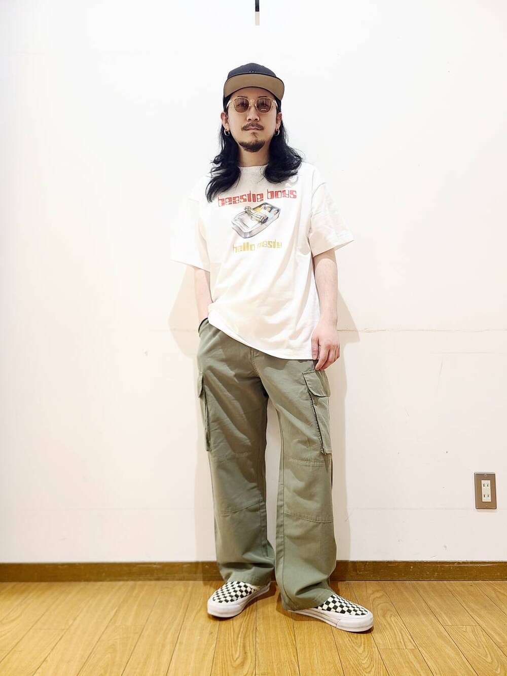 グリーン系のその他パンツ、ホワイト系のTシャツ/カットソー、イエロー系のメガネを着用したメンズの夏コーディネートの1枚目の写真