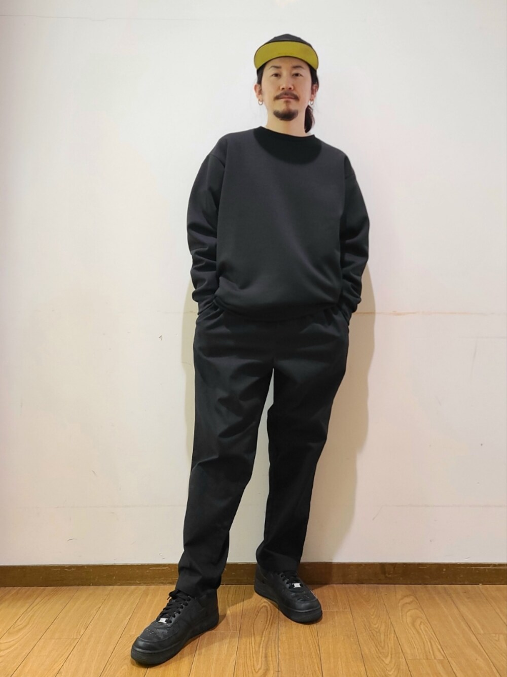 ブラック系のスウェット、ブラック系のその他パンツを着用したメンズの冬コーディネートの1枚目の写真