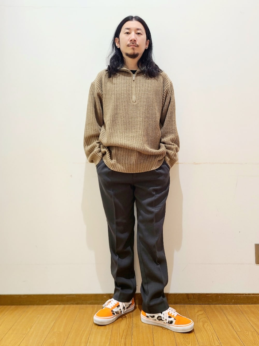 グレー系のその他パンツを着用したメンズの冬コーディネートの1枚目の写真