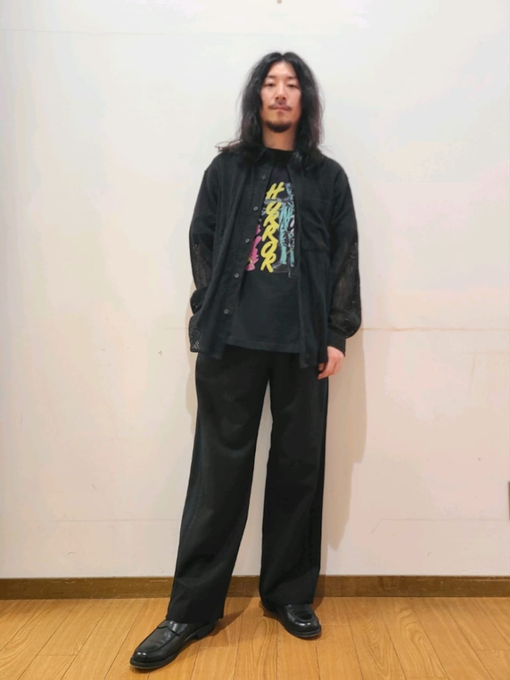 ブラック系のシャツ/ブラウス、ブラック系のその他パンツを着用したメンズの春コーディネートの1枚目の写真