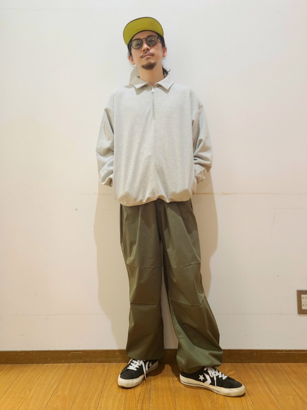 グレー系のスウェット、グリーン系のカーゴパンツ、グレー系のメガネを着用したメンズの春コーディネートの1枚目の写真