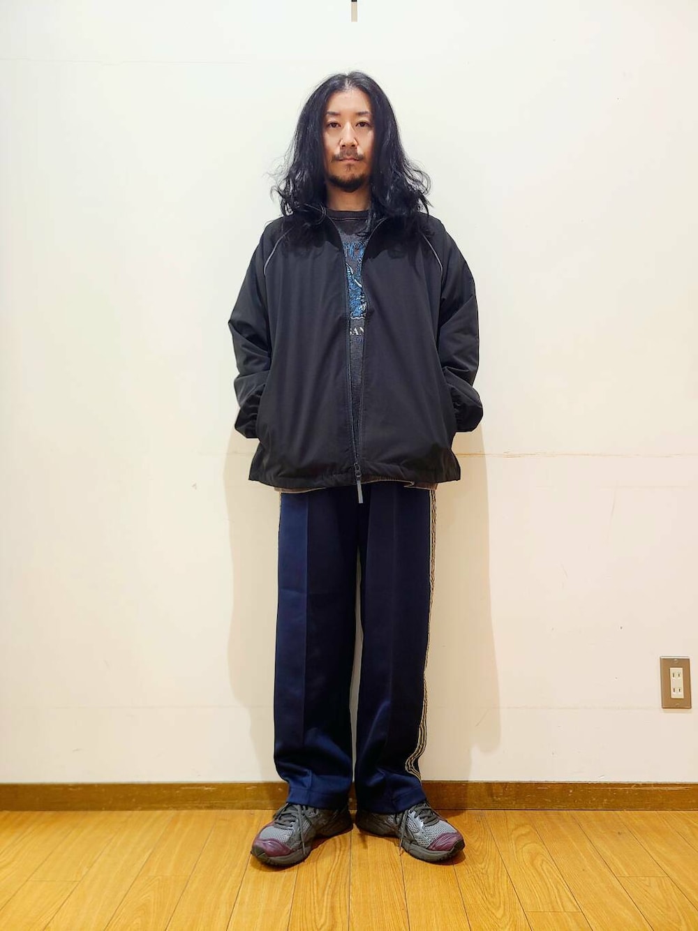 ブルー系のその他パンツ、ブラック系のブルゾン、その他のスウェットを着用したメンズの冬コーディネートの1枚目の写真