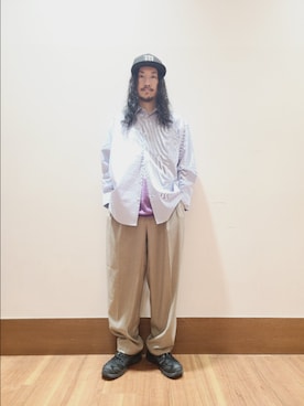 「ITEMS URBANRESEARCH（アイテムズ アーバンリサーチ）の『イージーケア/UVカット』高機能 ストライプレギュラーカラーシャツ（シャツ/ブラウス、ブルー系）」を使った、アライタカノリさん（メンズ・164cm）の秋コーディネート