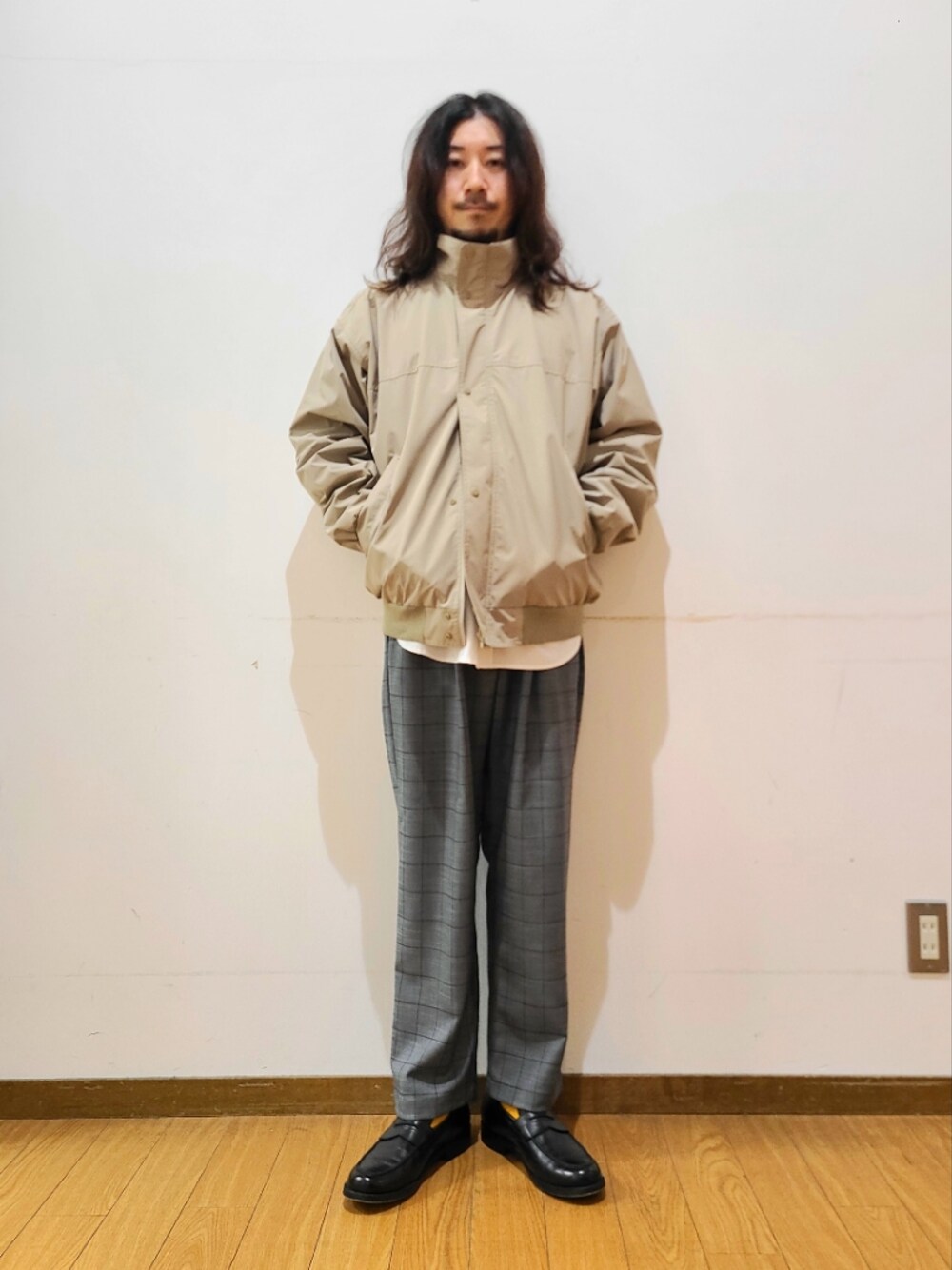 「低身長、低身長コーデ、ITEMS URBANRESEARCH、アイテムズアーバンリサーチ、ワイドパンツ、白シャツ、チェックパンツ、ウィンドウペン、スタンドカラー、ブルゾン、スラックス、トラッド、おでかけコーデ」｜「ITEMS URBANRESEARCHのスタンドカラー ZIP UP ブルゾン（ブルゾン、グレー系）」を使った、アライタカノリさん（メンズ・164cm）の春コーディネートの1枚目の写真