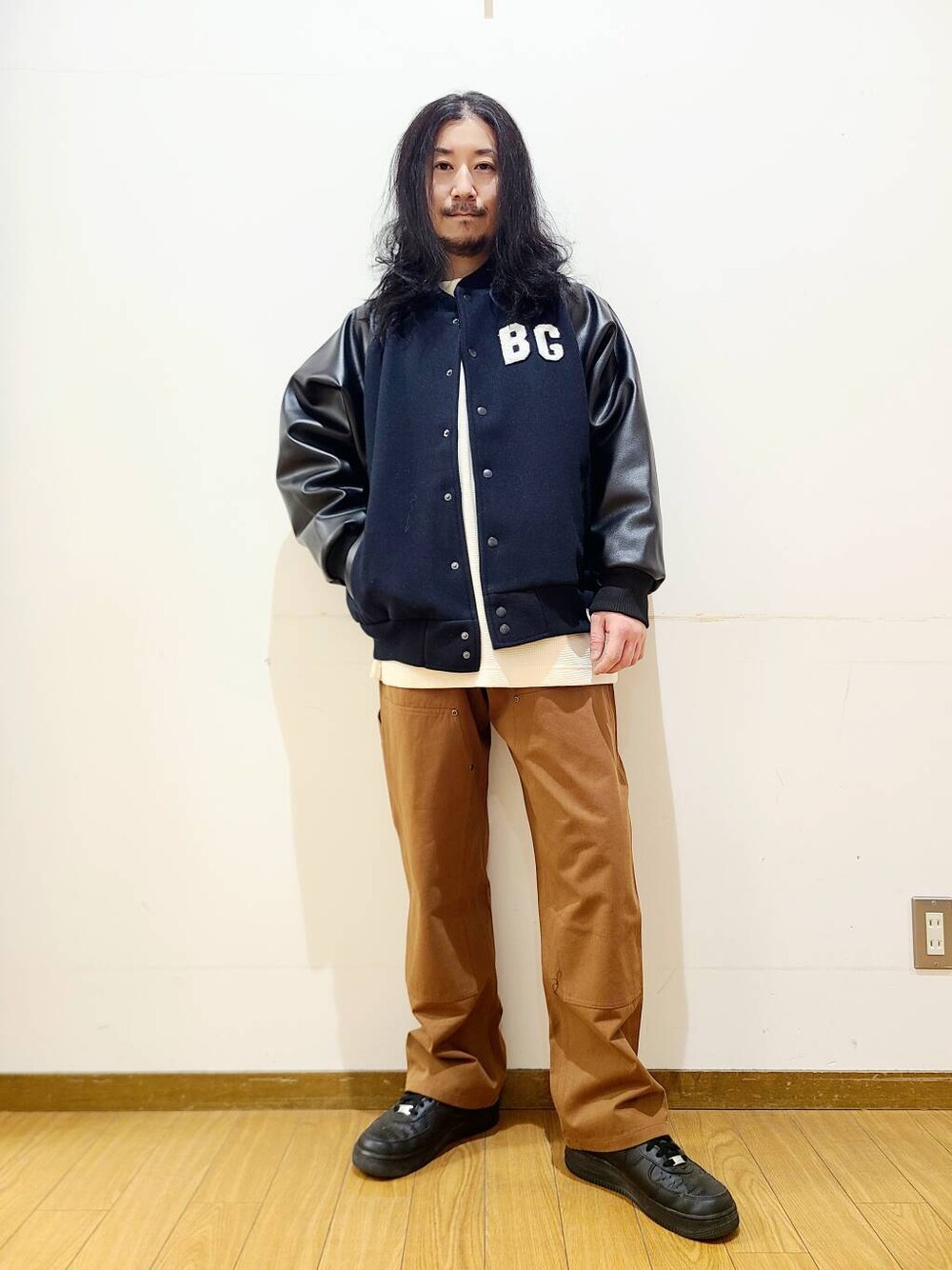 ホワイト系のスウェット、ブルー系のスタジャン、ブラウン系のその他パンツを着用したメンズの冬コーディネートの1枚目の写真