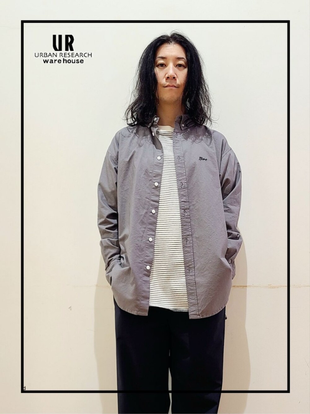 ホワイト系のTシャツ/カットソー、グレー系のシャツ/ブラウス、ブルー系のその他パンツを着用したメンズの秋コーディネートの1枚目の写真