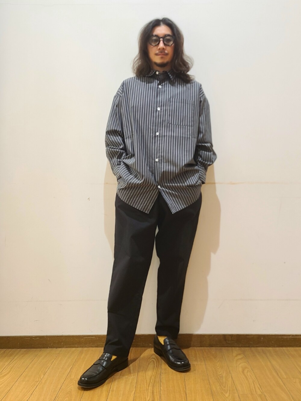 ブラック系のシャツ/ブラウス、ブラック系のその他パンツ、ブラック系のメガネを着用したメンズの春コーディネートの1枚目の写真